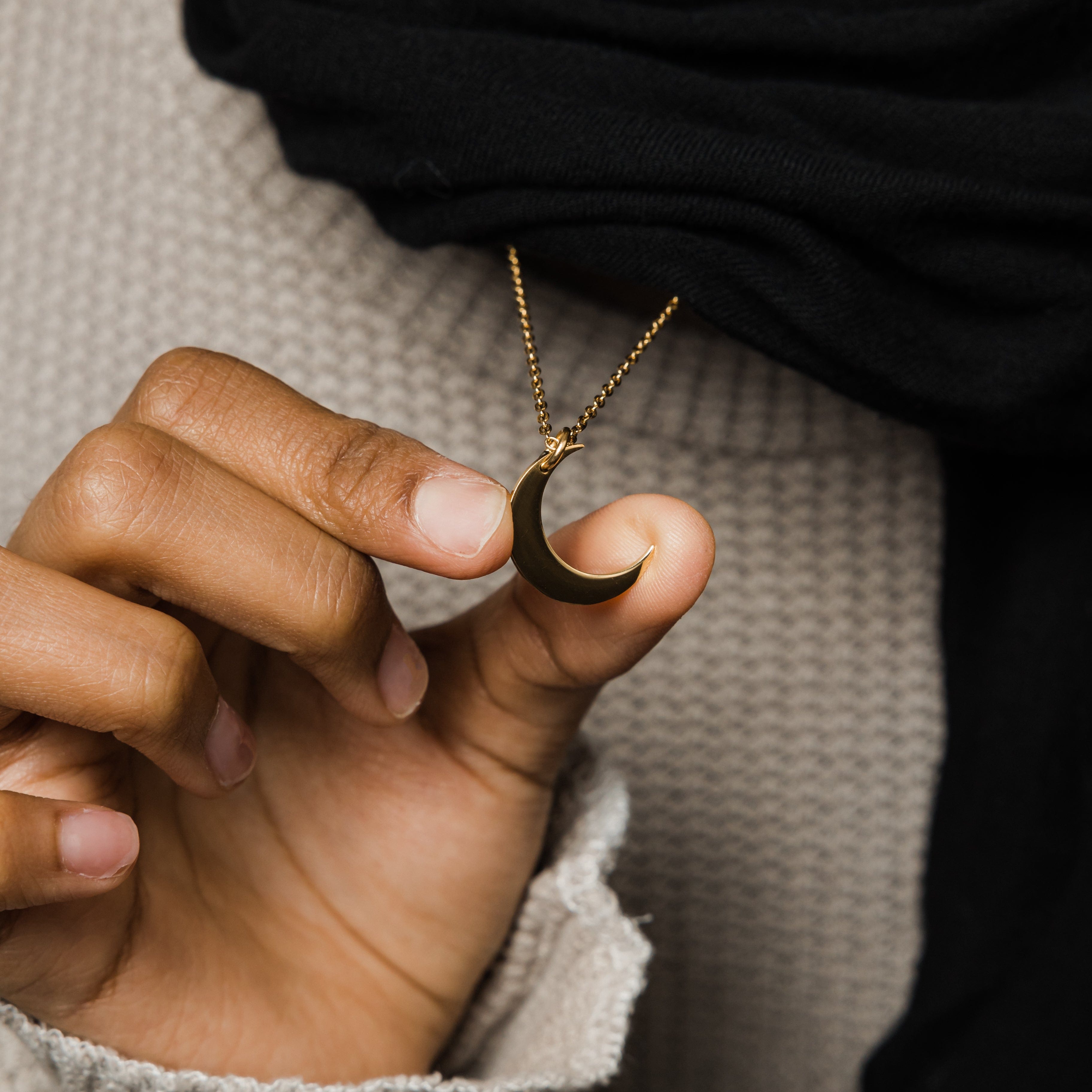 Stylish Crescent Moon Pendant Necklace