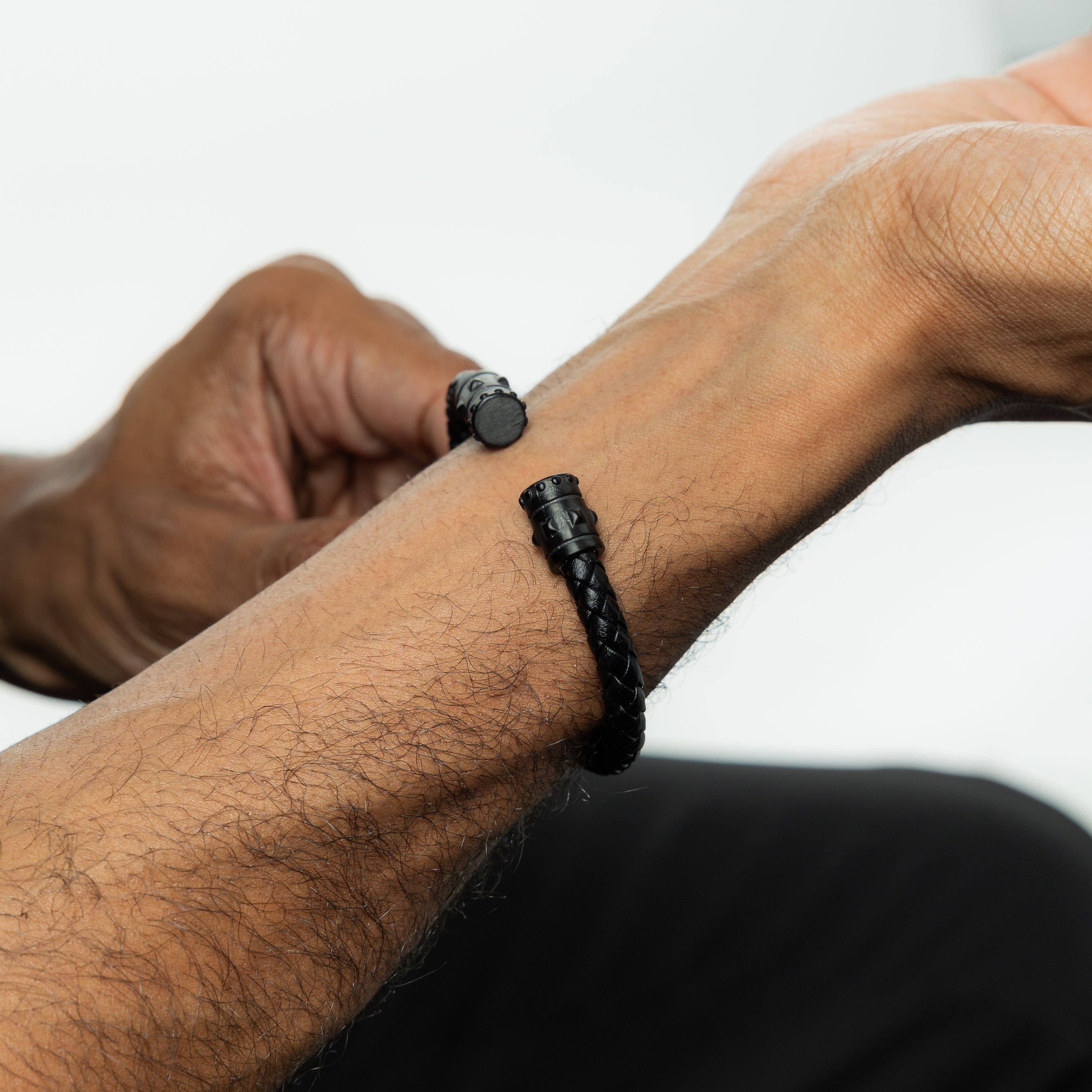 Men's Single-Strap Leather Bracelet – Classic Style