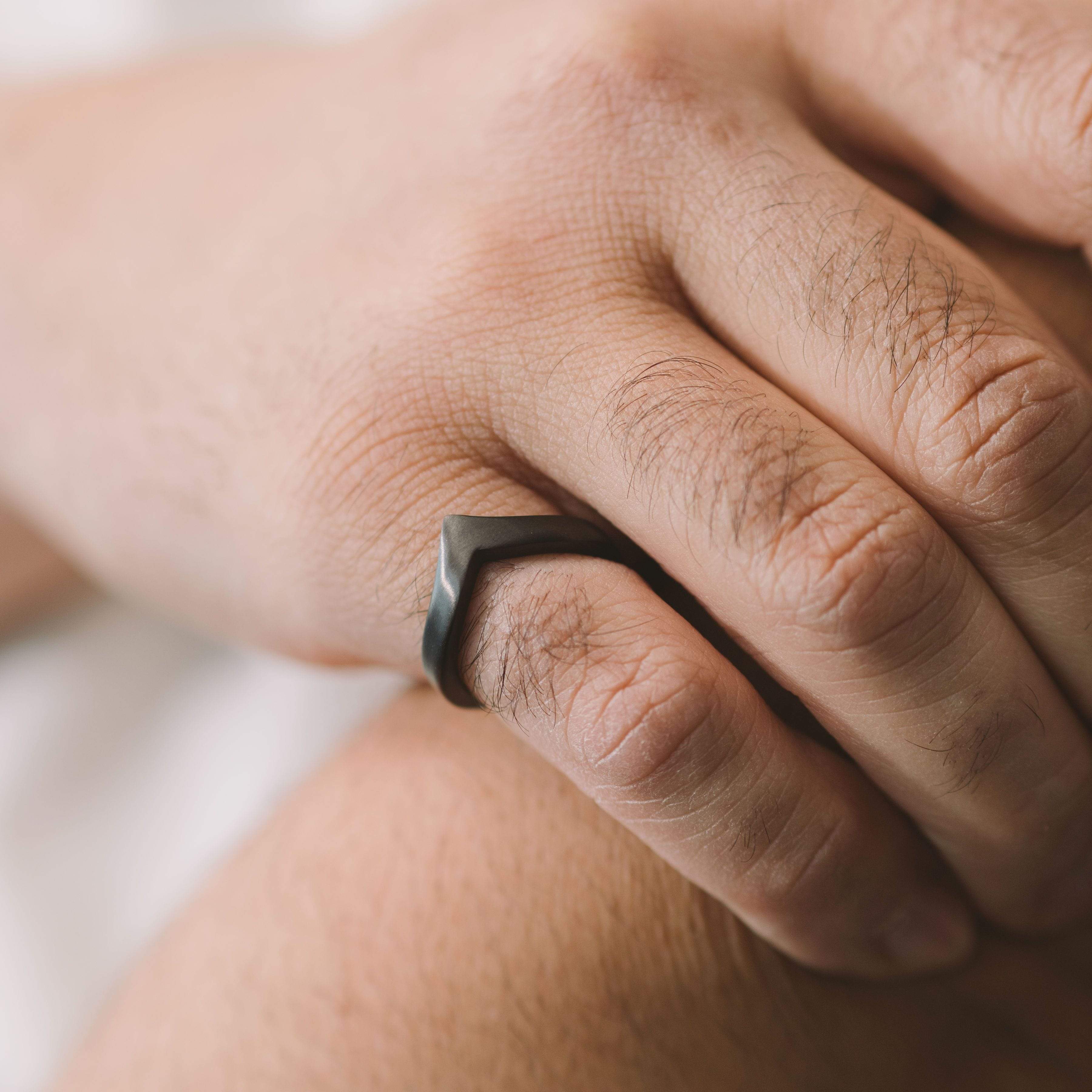 Men's Completion Ring – Sleek & Minimalist Design