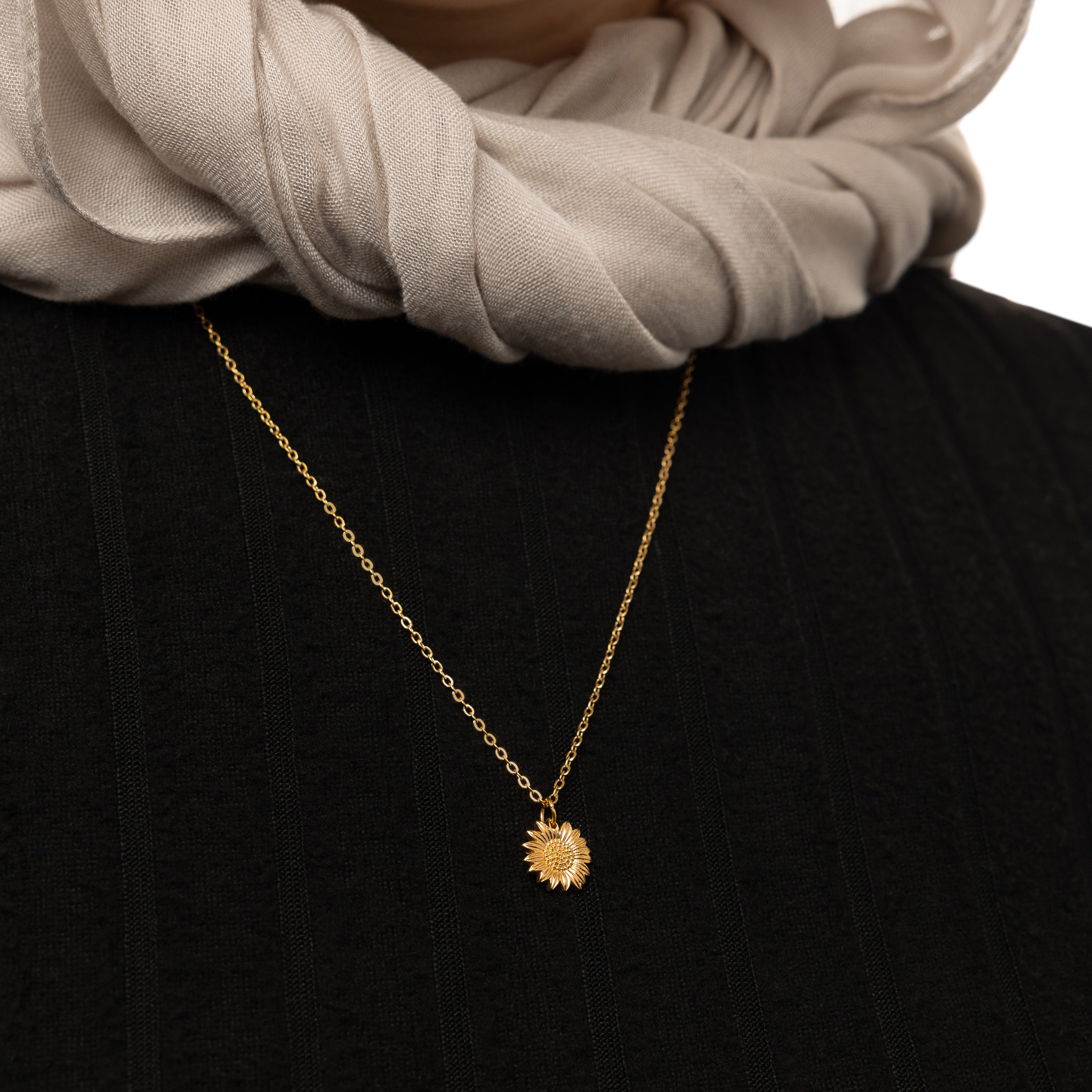 Elegant Sunflower Pendant Necklace