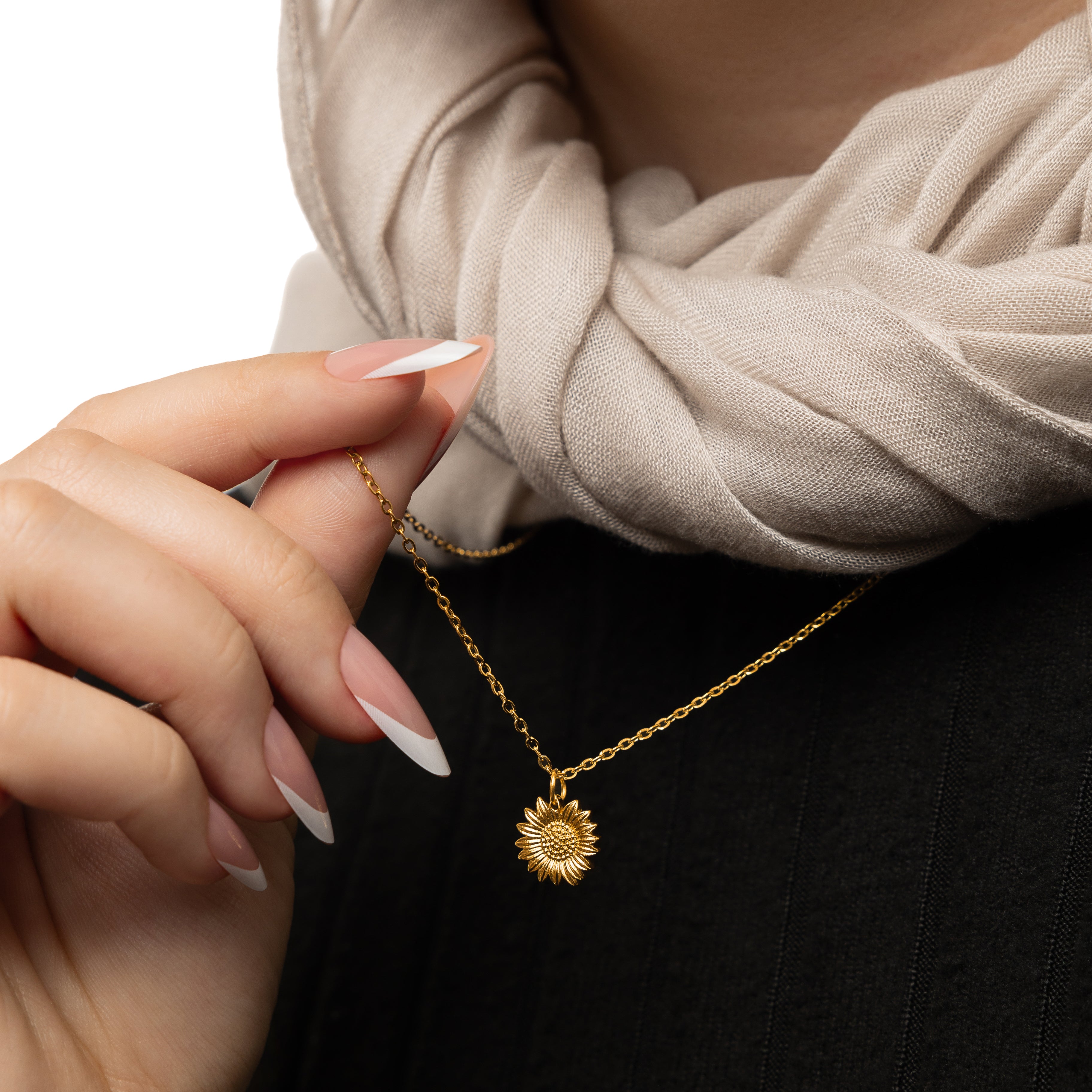 Elegant Sunflower Pendant Necklace