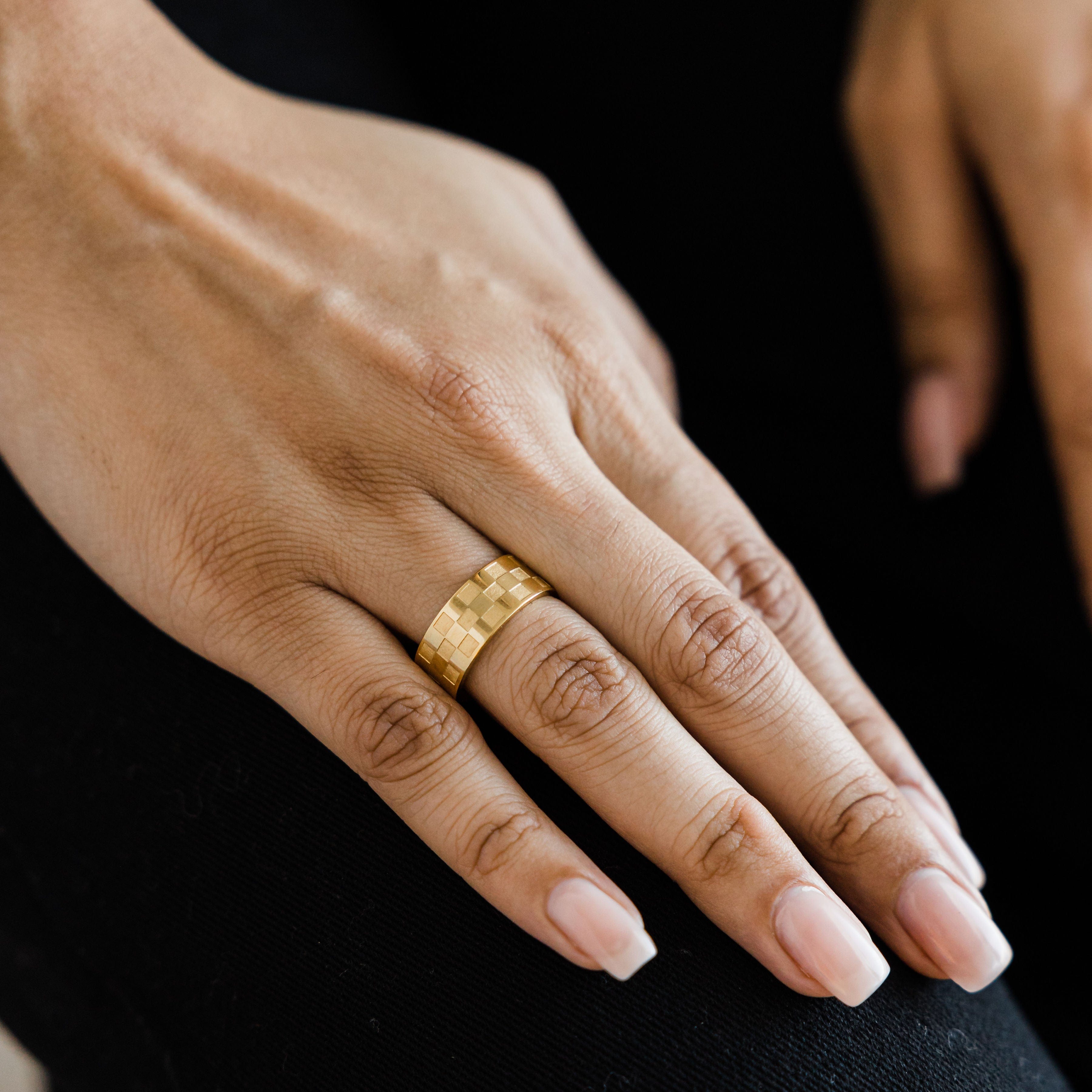 Elegant Queen's Ring for Royalty-Inspired Style