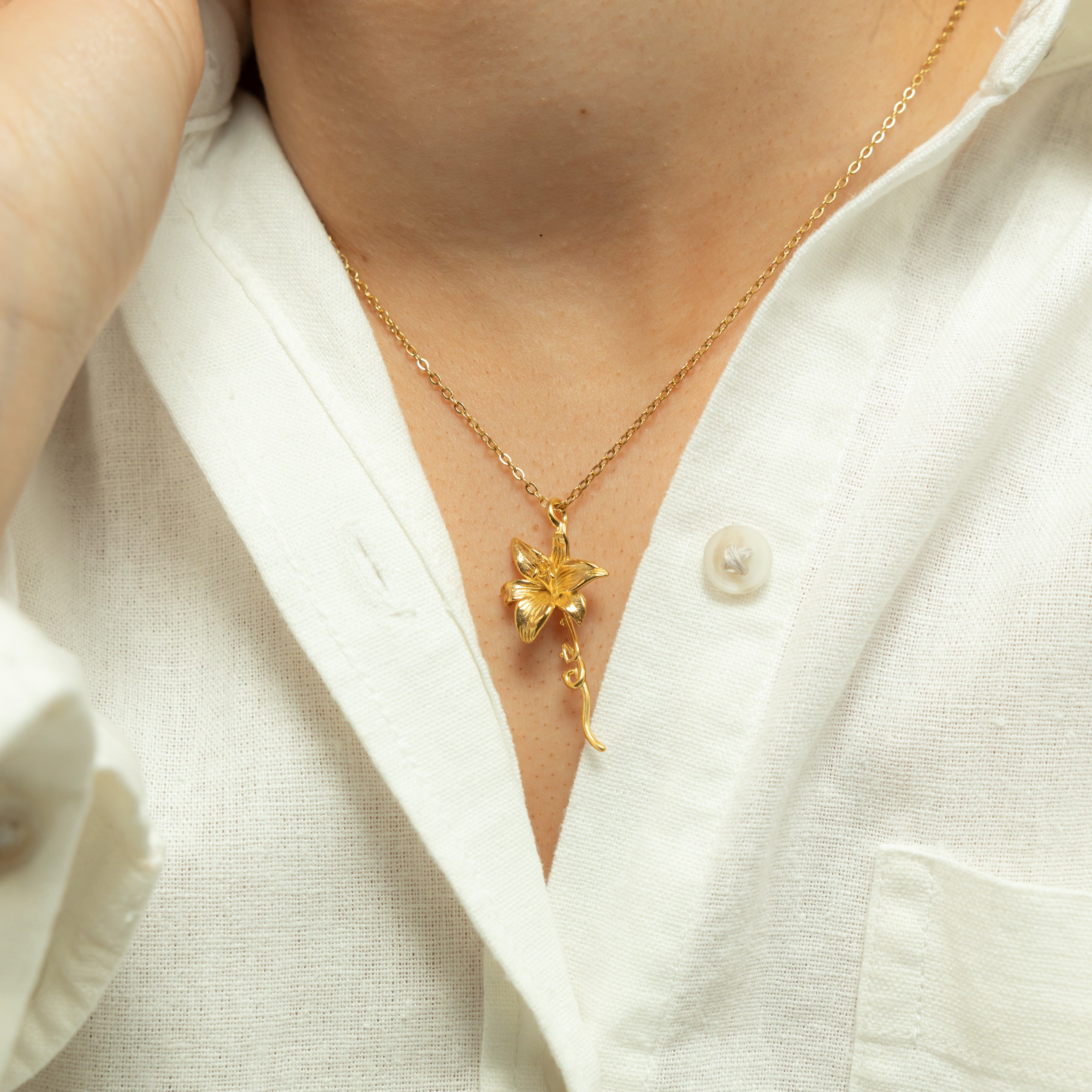 Elegant 'Passion' Lily Pendant Necklace