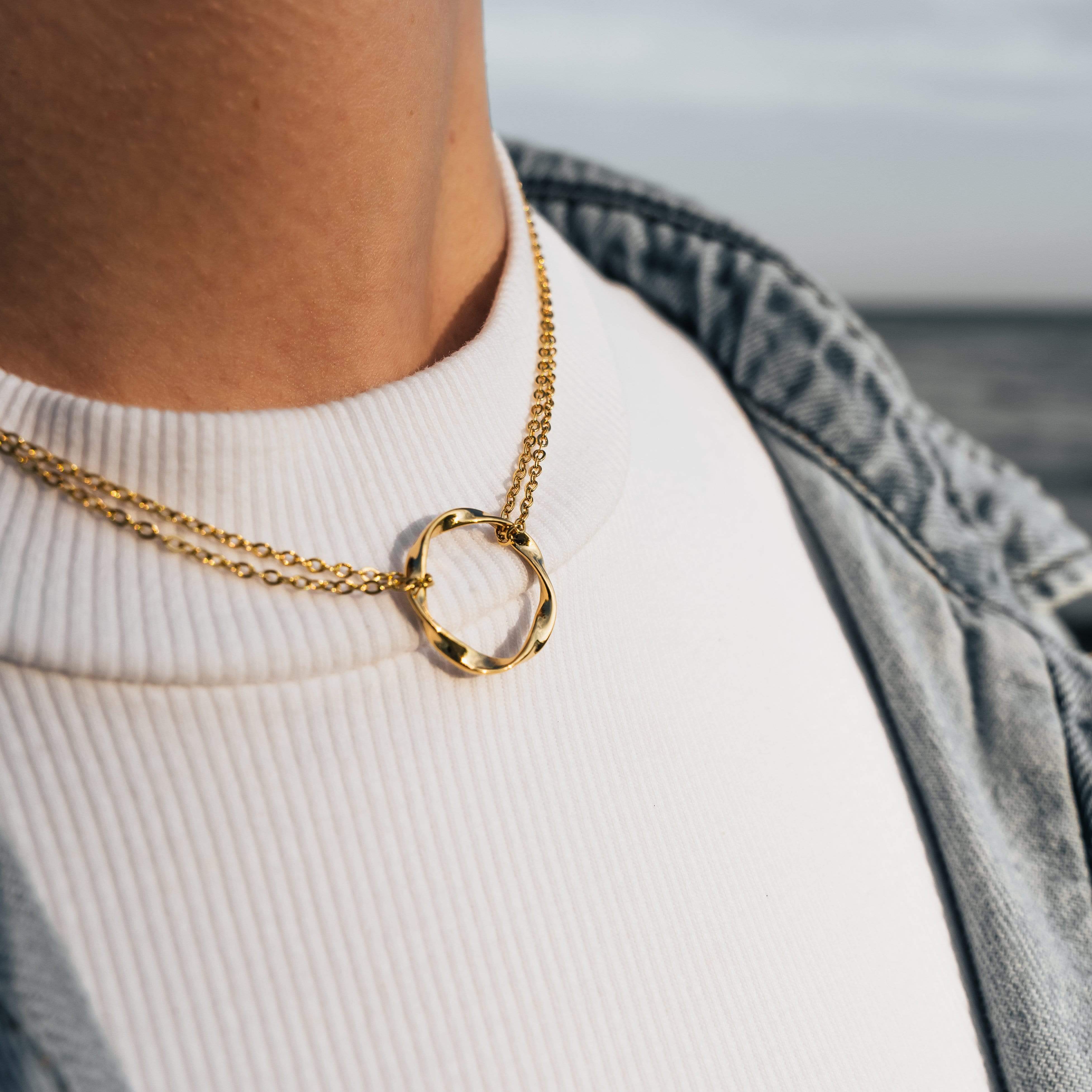 Elegant Ripple Pendant Necklace