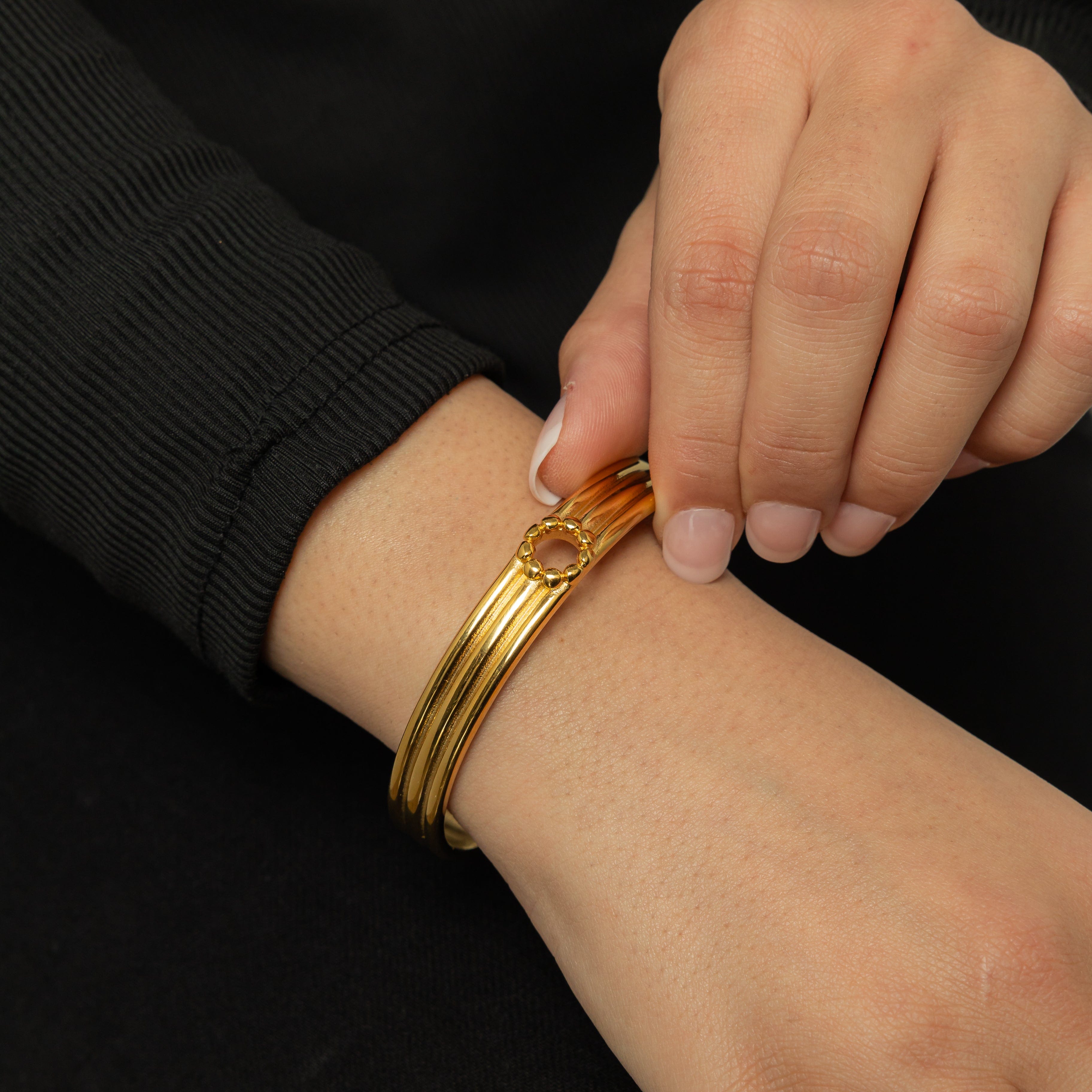 Blossom Bangle - Elegant Floral Bracelet for Women
